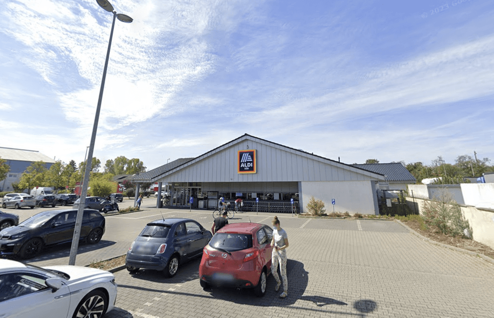 An image from outside the Aldi supermarket