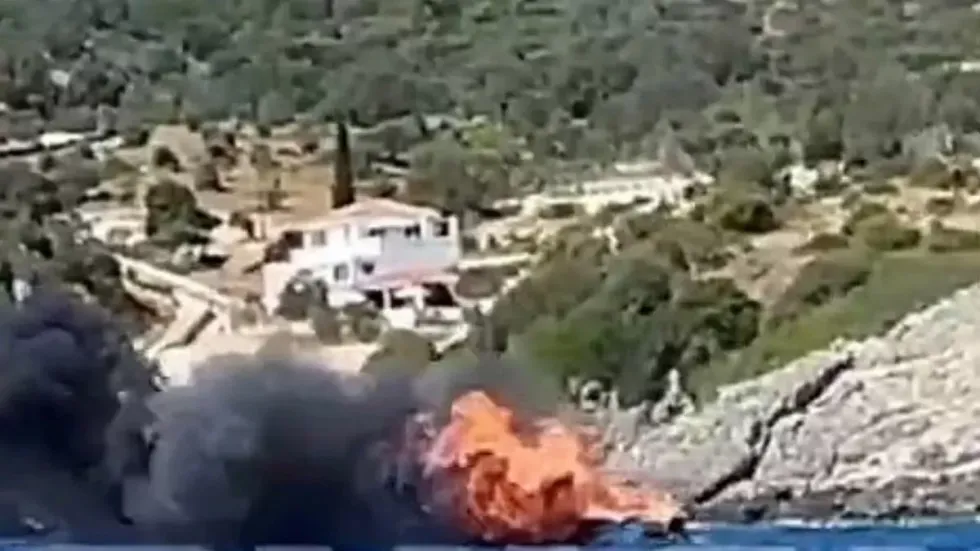 An image of the motorboat in flames