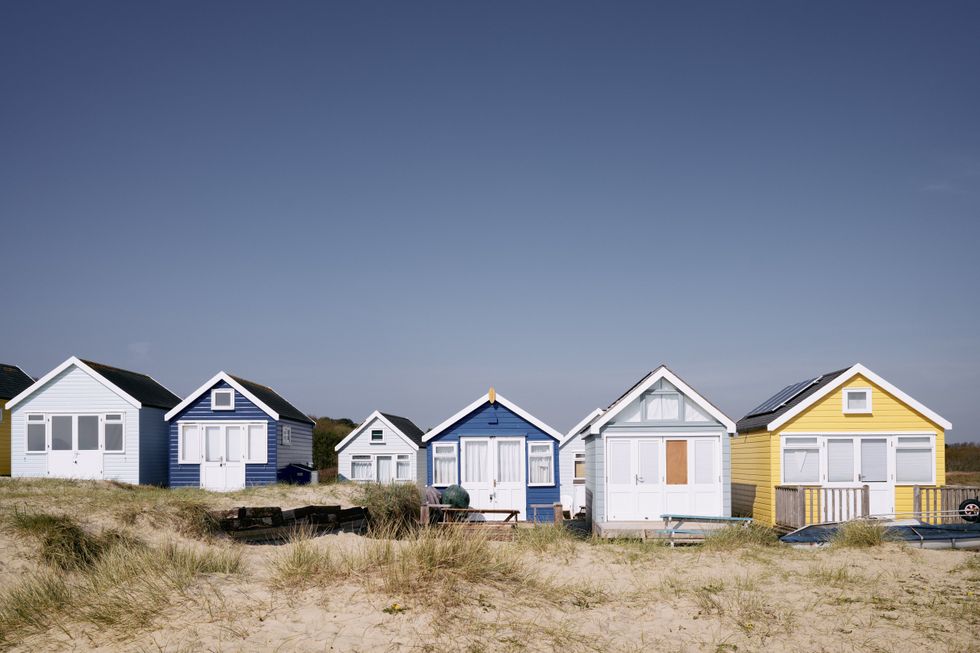 BEACH HUT