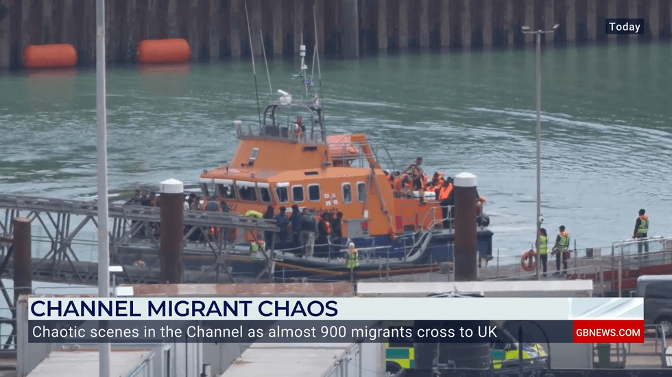 Boat full of migrants arrives on British shores