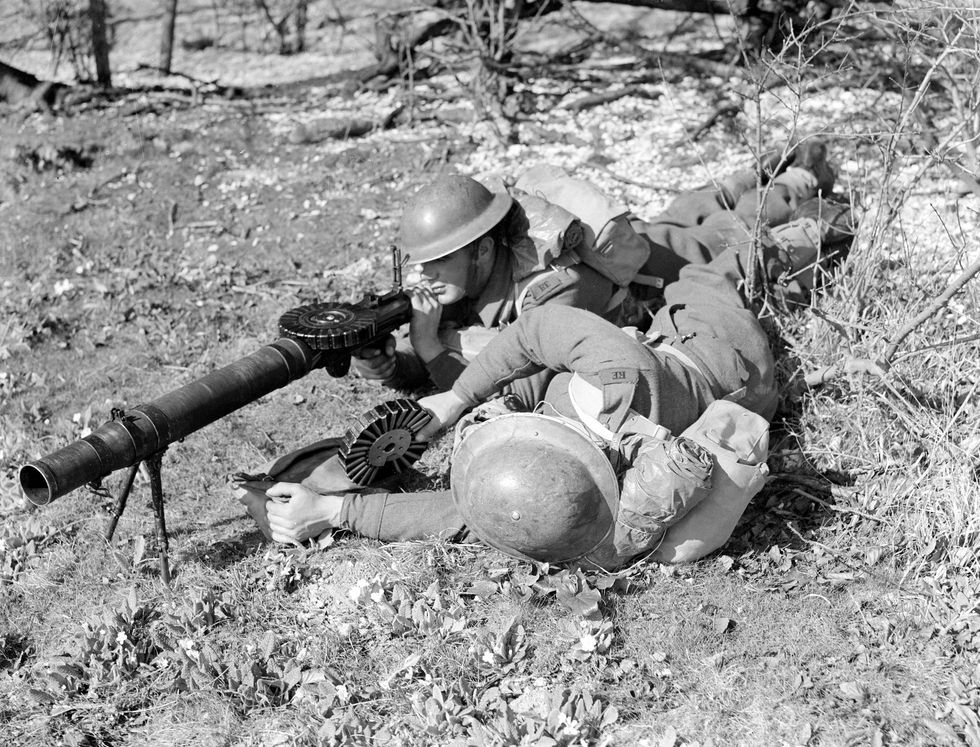 British soldiers operating a Lews Gun (stock)