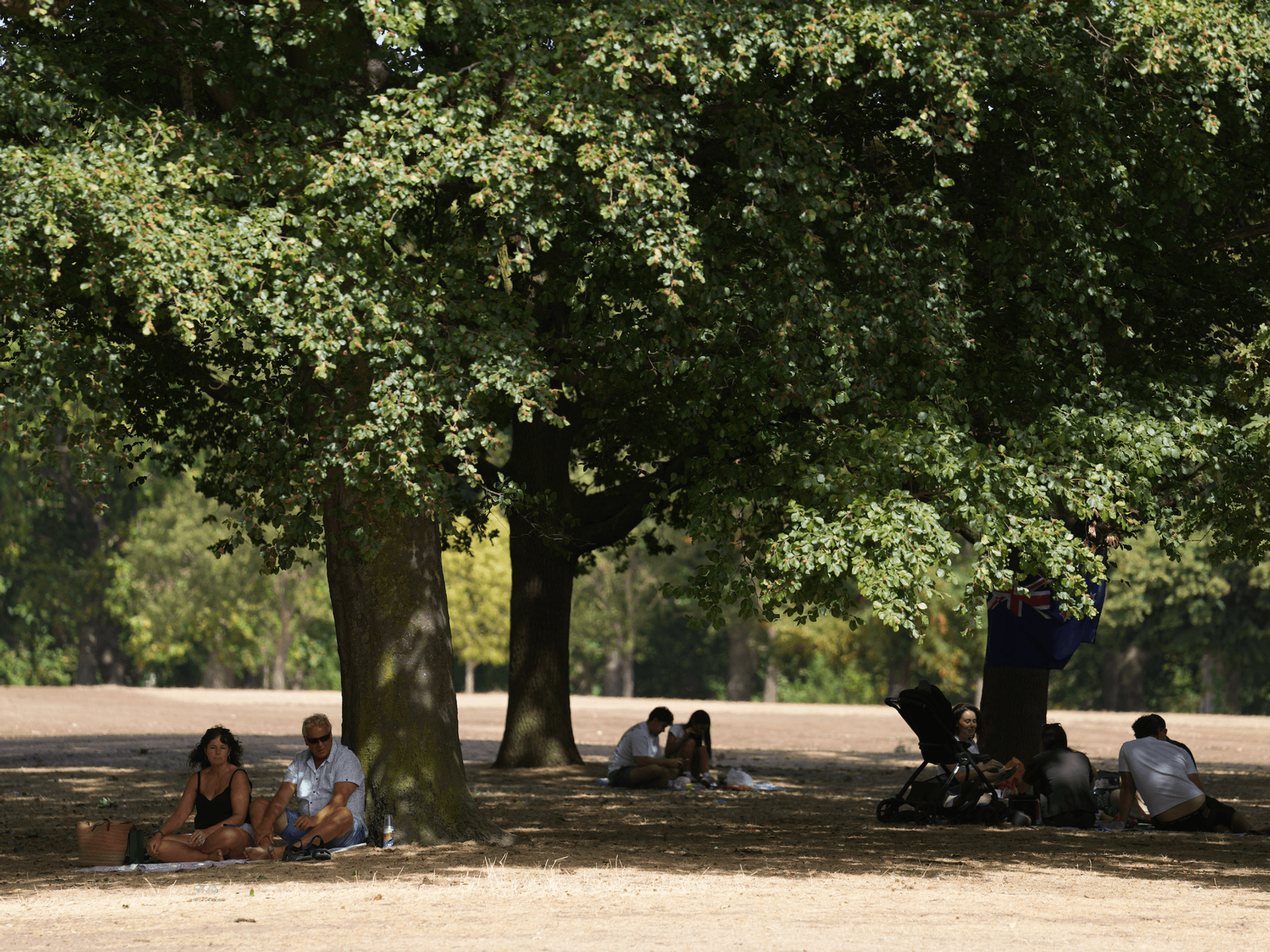 Britons avoid the heat in Hyde Park