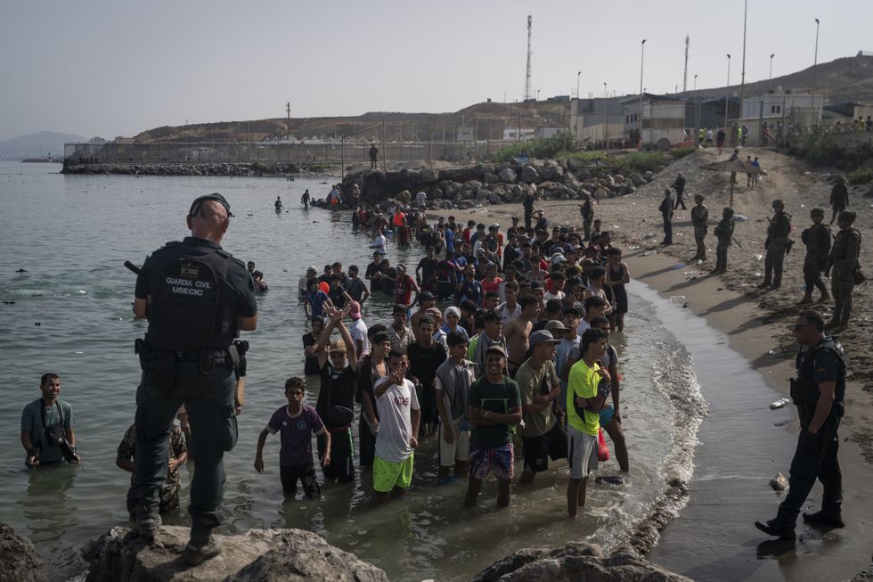 Ceuta migrants with Spanish police