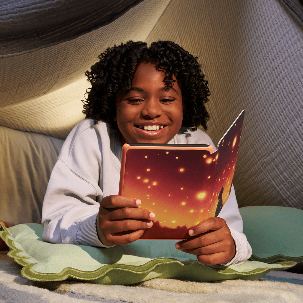 Child reads on Kindle Colorsoft Kids with a starlight cover