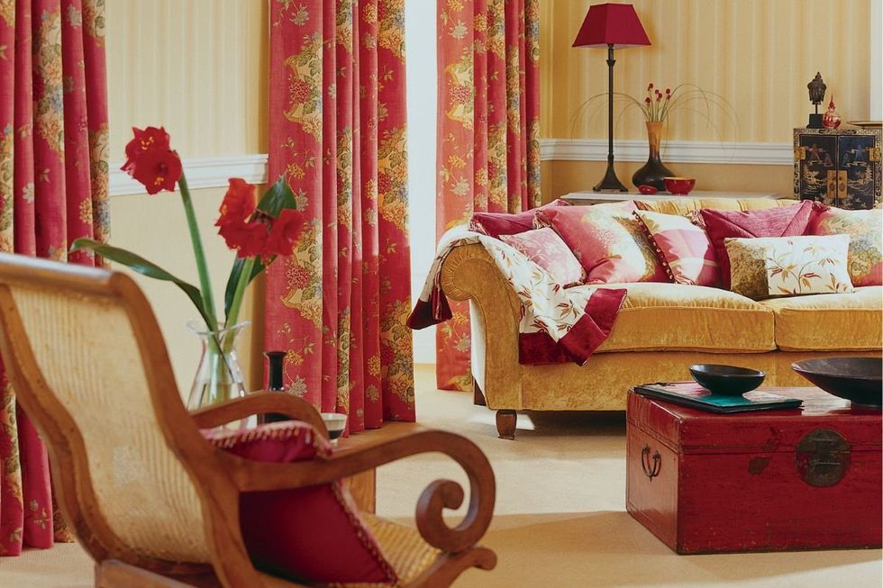 CHINTZ-HEAVY LIVING ROOM