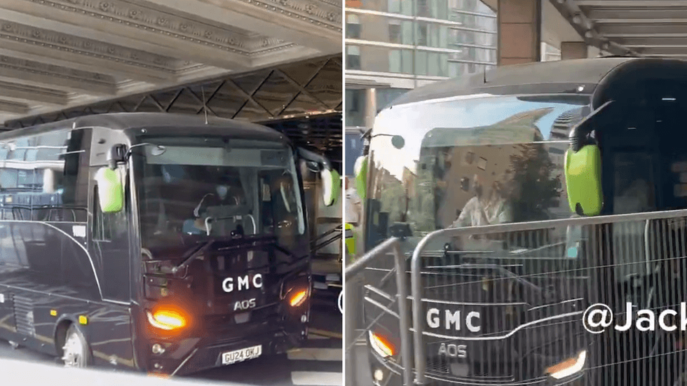 Coach leaves Britannia Hotel in Canary Wharf