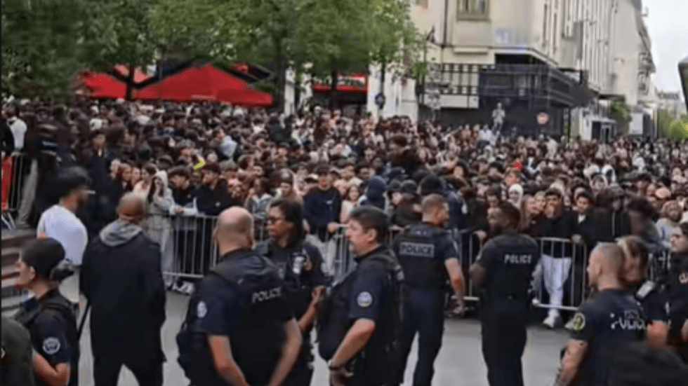 Crowds outside the restaurant