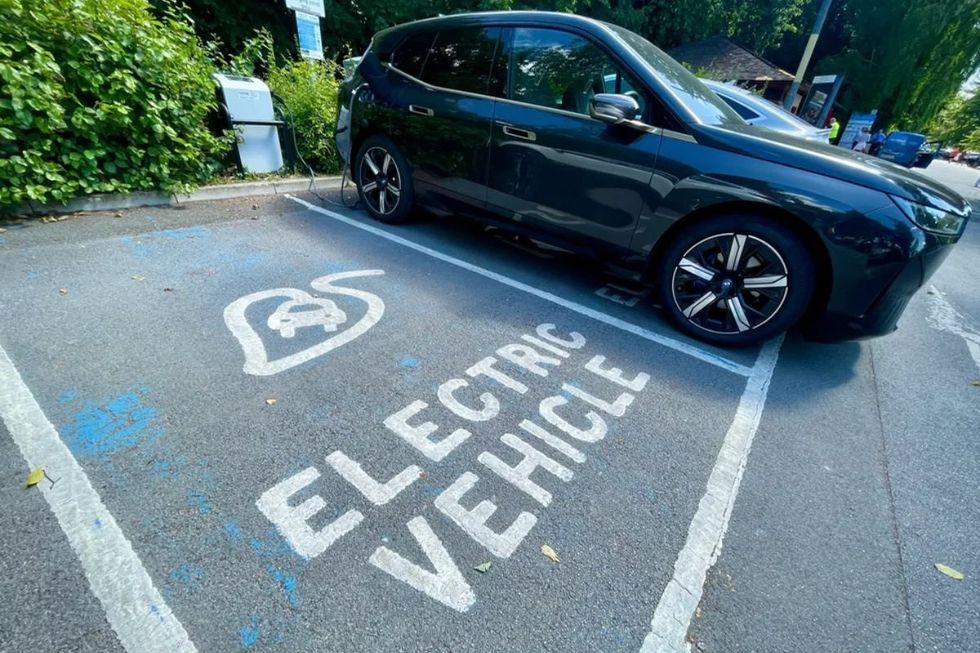 Electric vehicle charging station