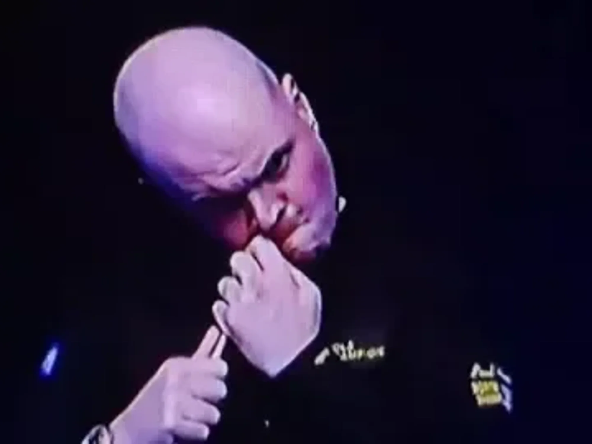 Elliot Slessor stunned snooker fans by biting the tip off his cue after suffering a dramatic first-round defeat at the English Open