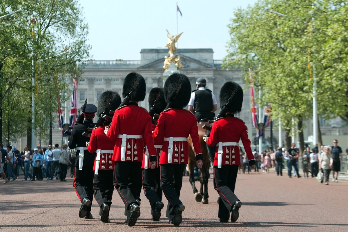 King suspends Changing of the Guard ceremonies at Buckingham Palace and Windsor Castle due to heatwave