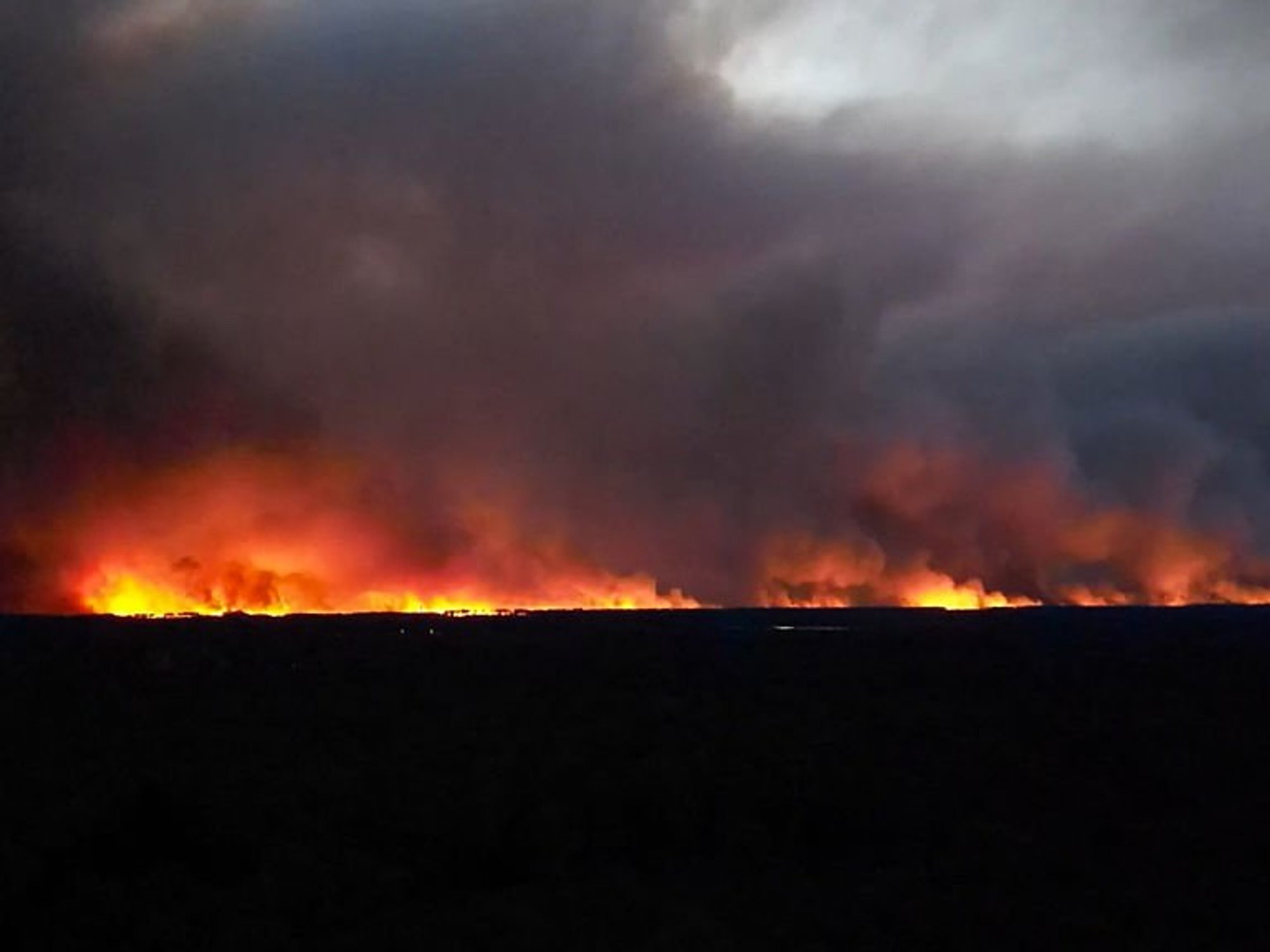Tourists evacuated from British holiday hotspot as wildfires engulf area