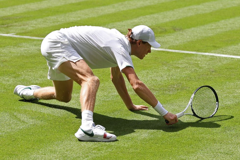 Jannik Sinner suffered a fall that forced the umpire to intervene