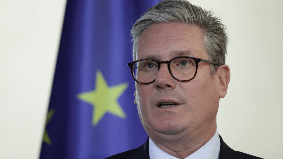 Keir Starmer in front of EU falg