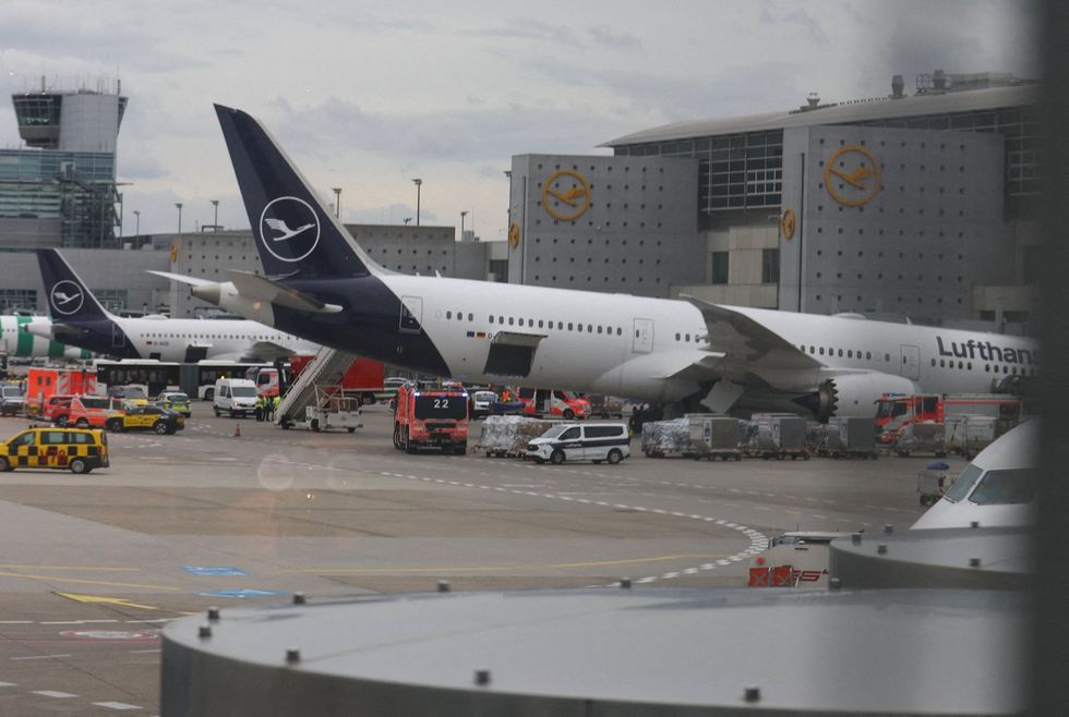 Lufthansa Boeing 787 at an odd angle after nose landing gear failure