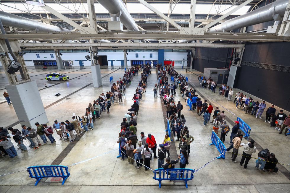 Migrant queues