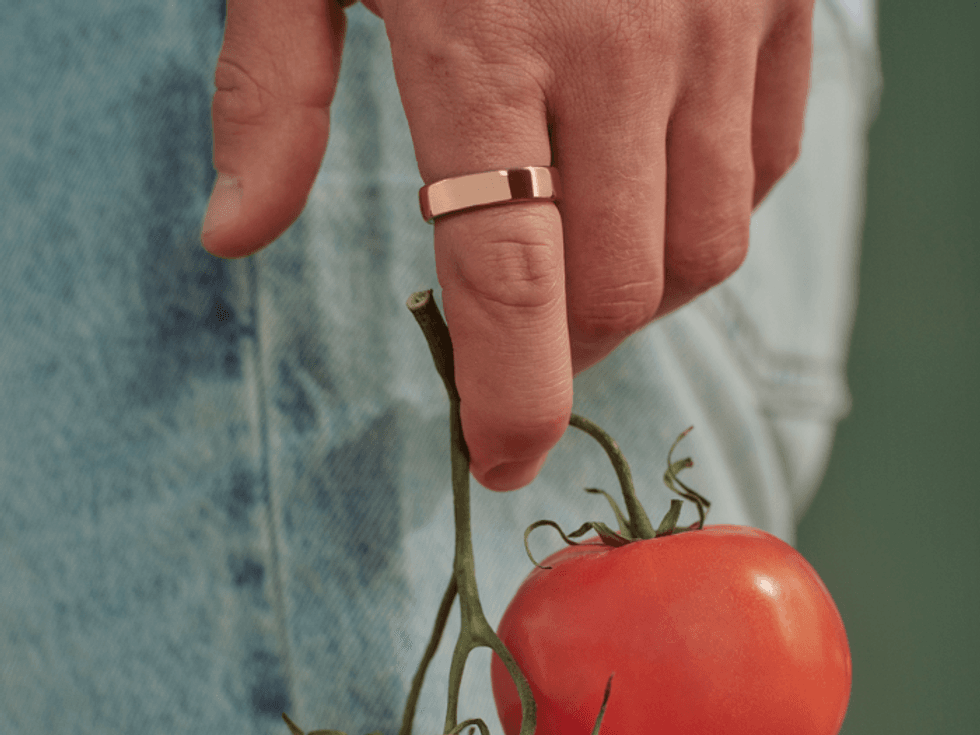 Model wearing Oura Ring 5