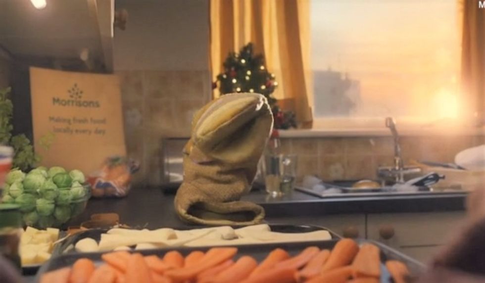 Morrisons Christmas advert oven mitts