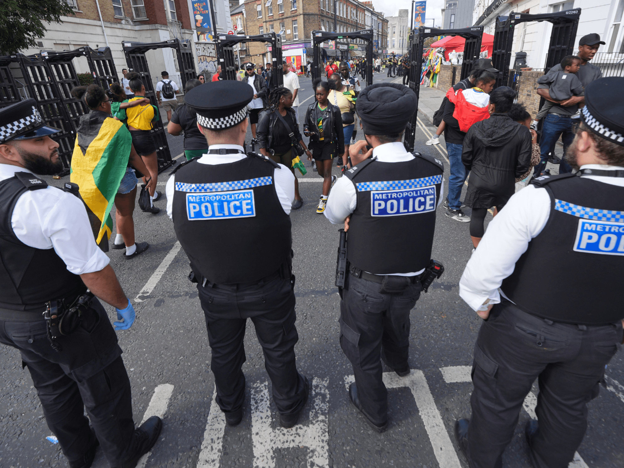 Notting Hill Carnival: Met Police man metal detectors