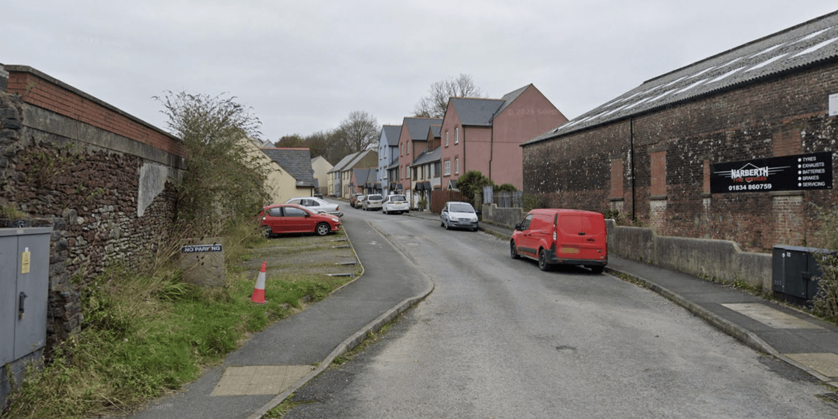 Bomb squad called to leafy Welsh town after old artillery shell discovered in property
