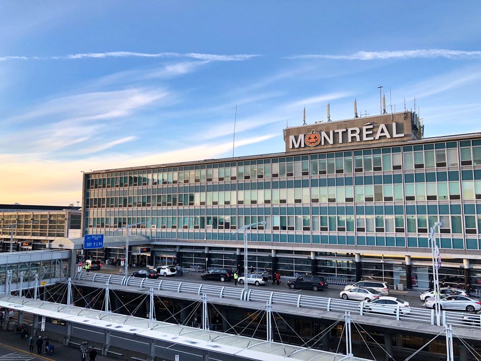Outside of Montr\u00e9al Airport