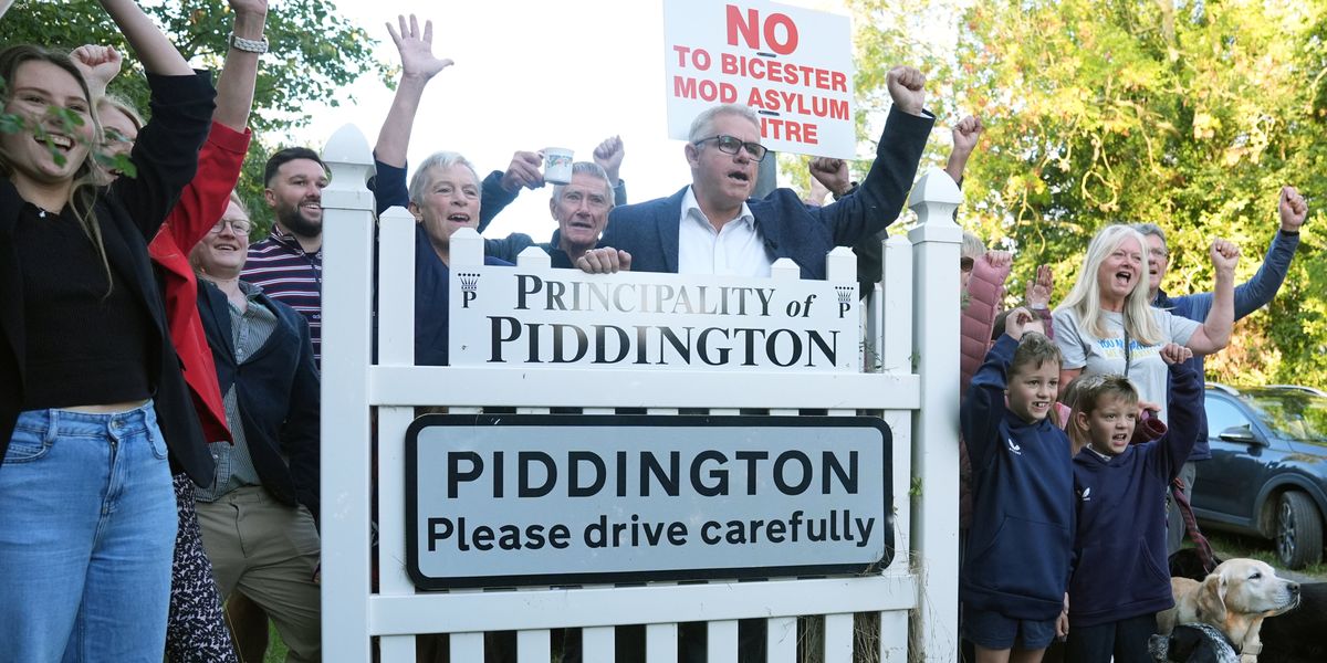 Asylum seekers to be given high-vis vests in Piddington barracks