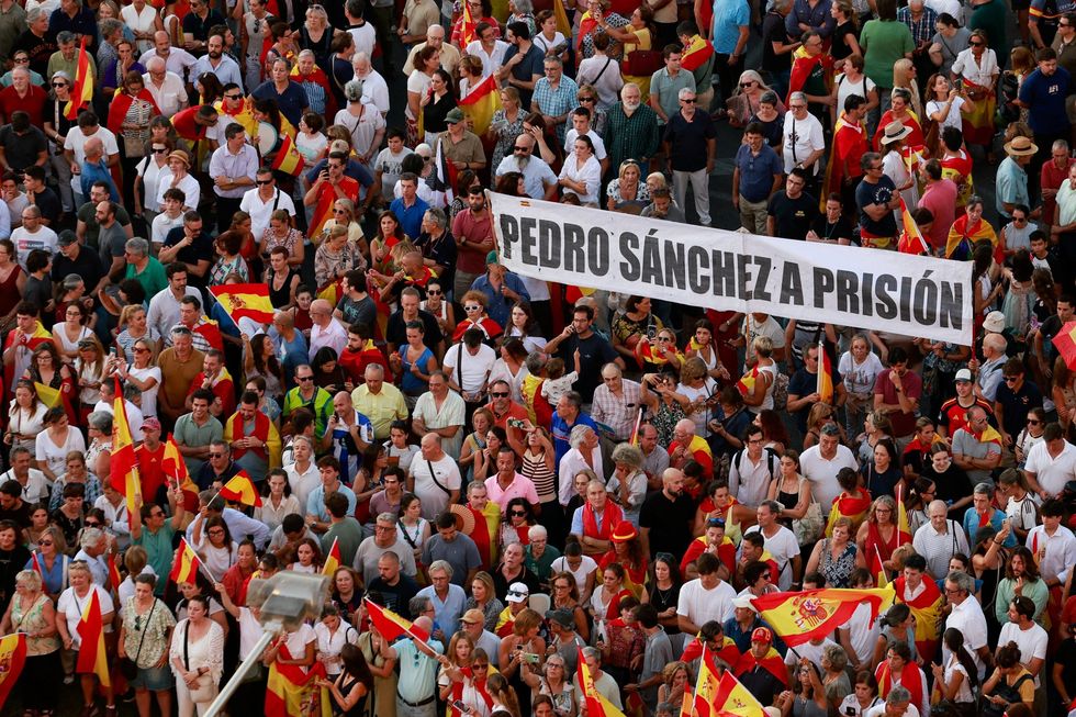 Protesters in Spain hold banner reading 'Pedro S\u00e1nchez a prision'