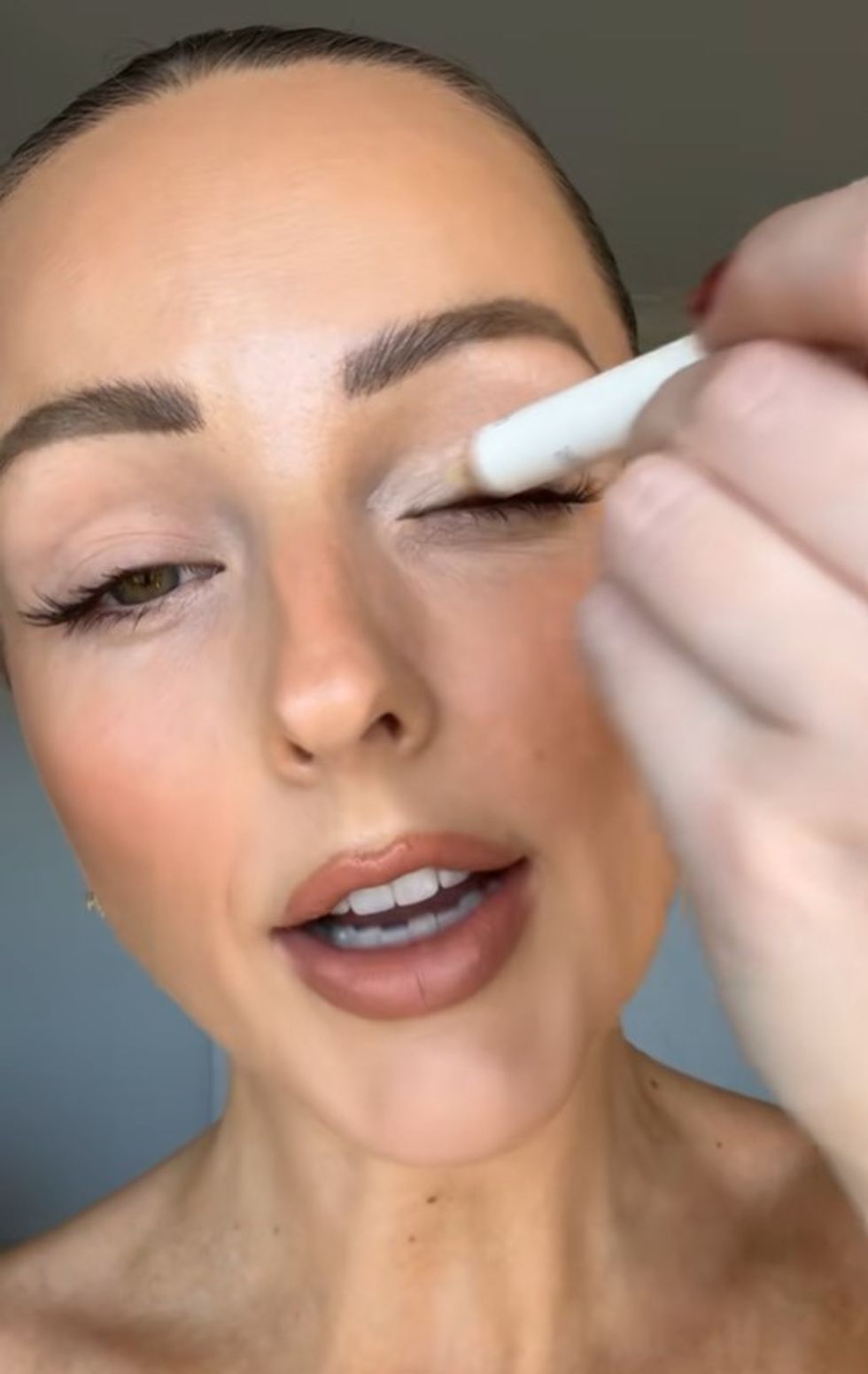 Rachel De Oliveira using eyeshadow crayon