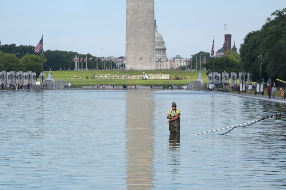 Reflecting Pool in Washington DC undergoes cleanup operations