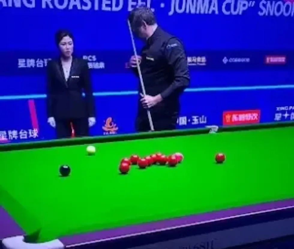 Ronnie O'Sullivan was bothered by his own attire during his match with Ross Muir