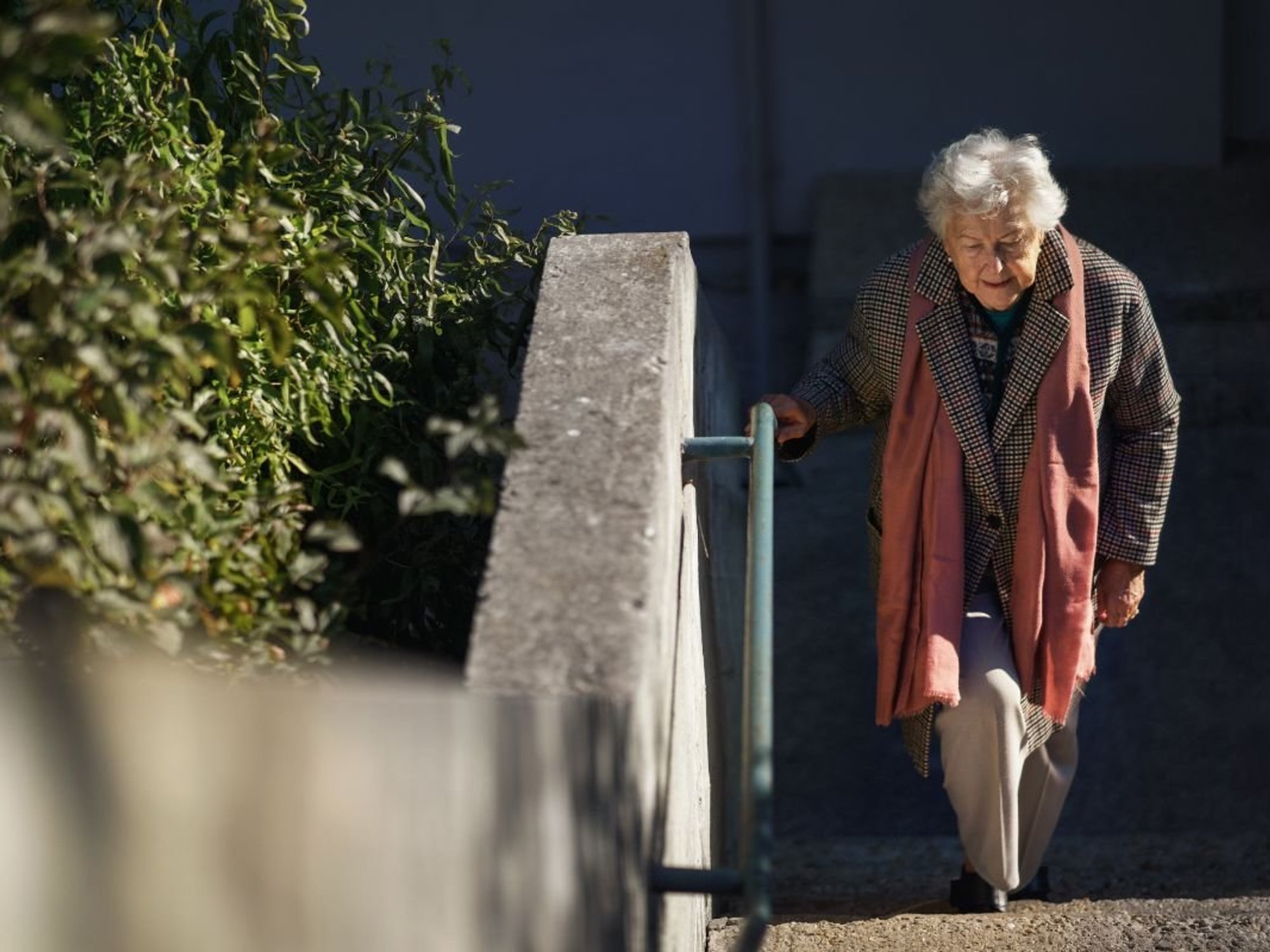 SENIOR WOMAN CLIMBING STAIRS