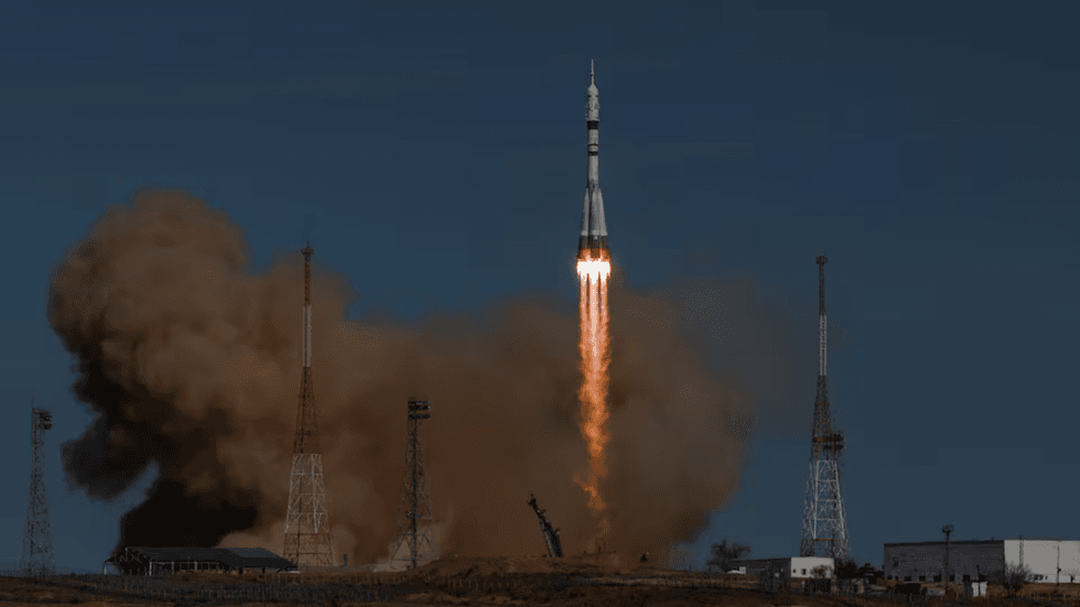 Soyuz 2.1a rocket blasts off to head to the ISS