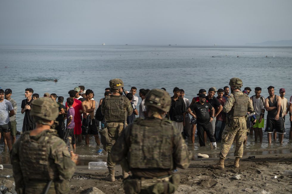 Spanish army dealing with migrants in Ceuta