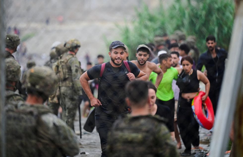 Spanish troops and migrants