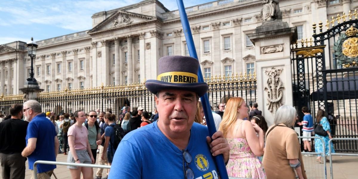 Buckingham Palace police step in after anti-Brexit protester relocates following No 10 ban