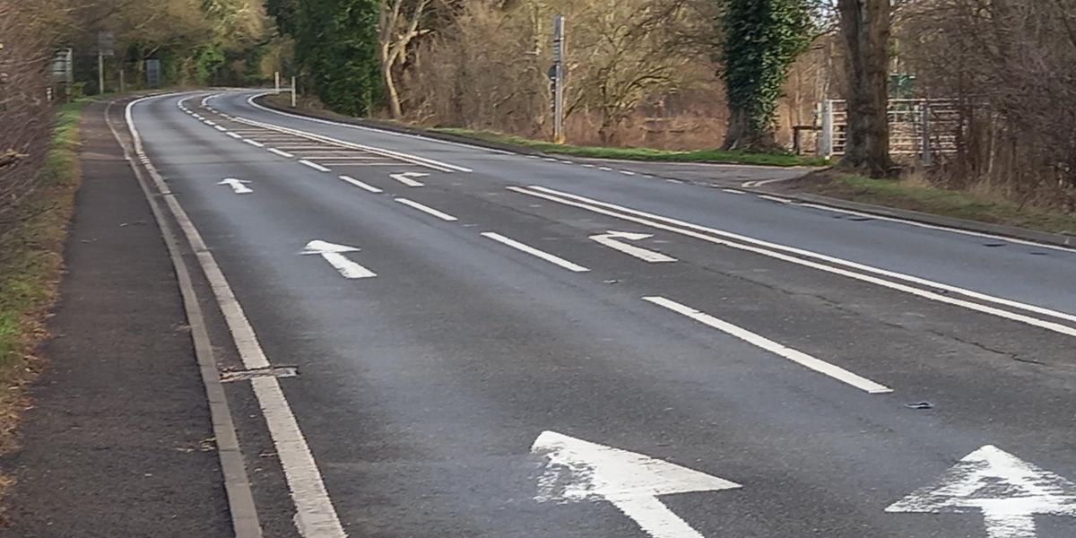 Warwickshire crash: Man dies and woman in critical condition after crash involving police chase