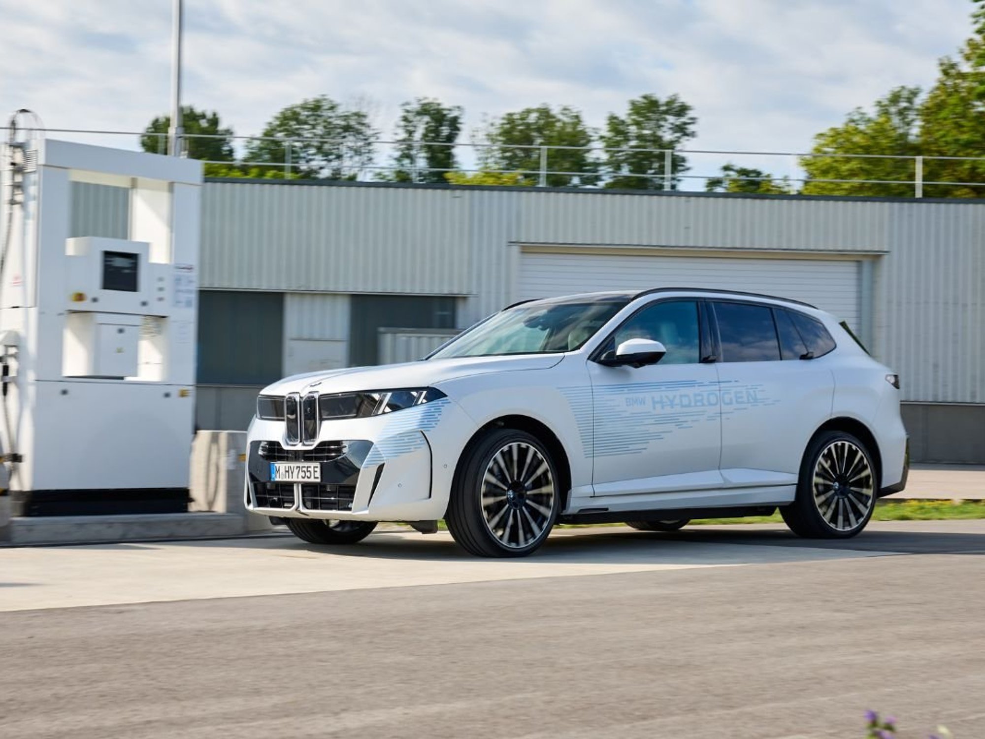 The BMW iX5 Hydrogen has started testing in recent months