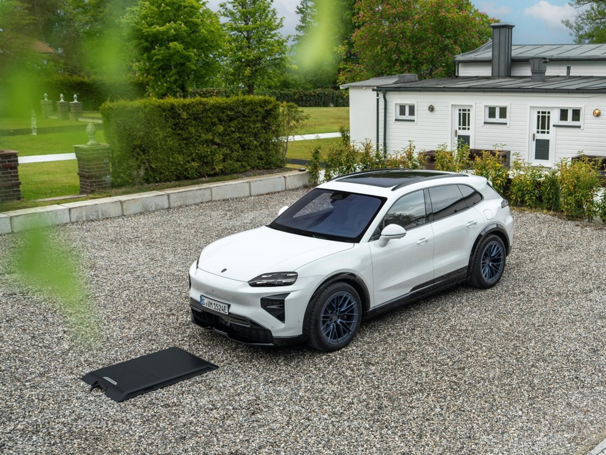 The new Porsche Cayenne is compatible with wireless charging