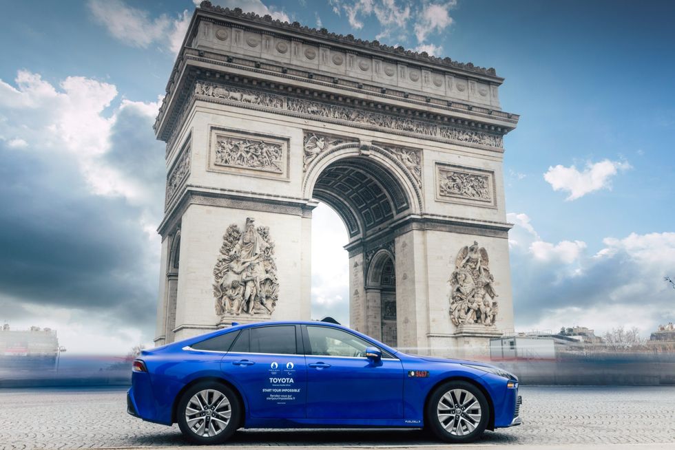 The Toyota Mirai and the Arc de Triomphe