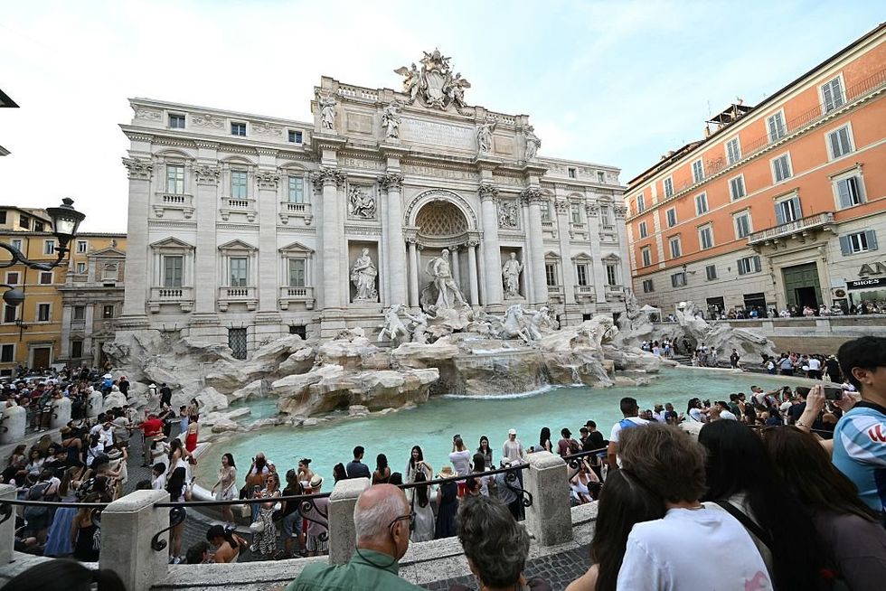 Tourists swarm Trevi Fountain in Italy