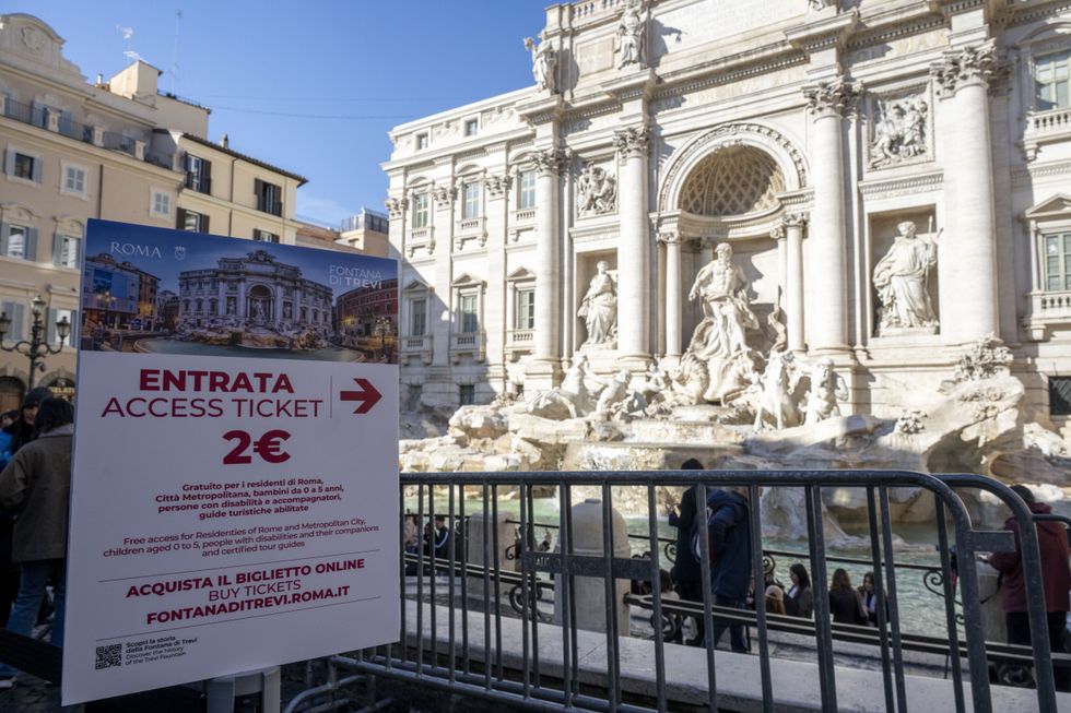 Trevi Fountain sign