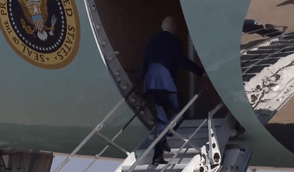 \u200bAfter two brief stumbles, he entered the plane without assistance