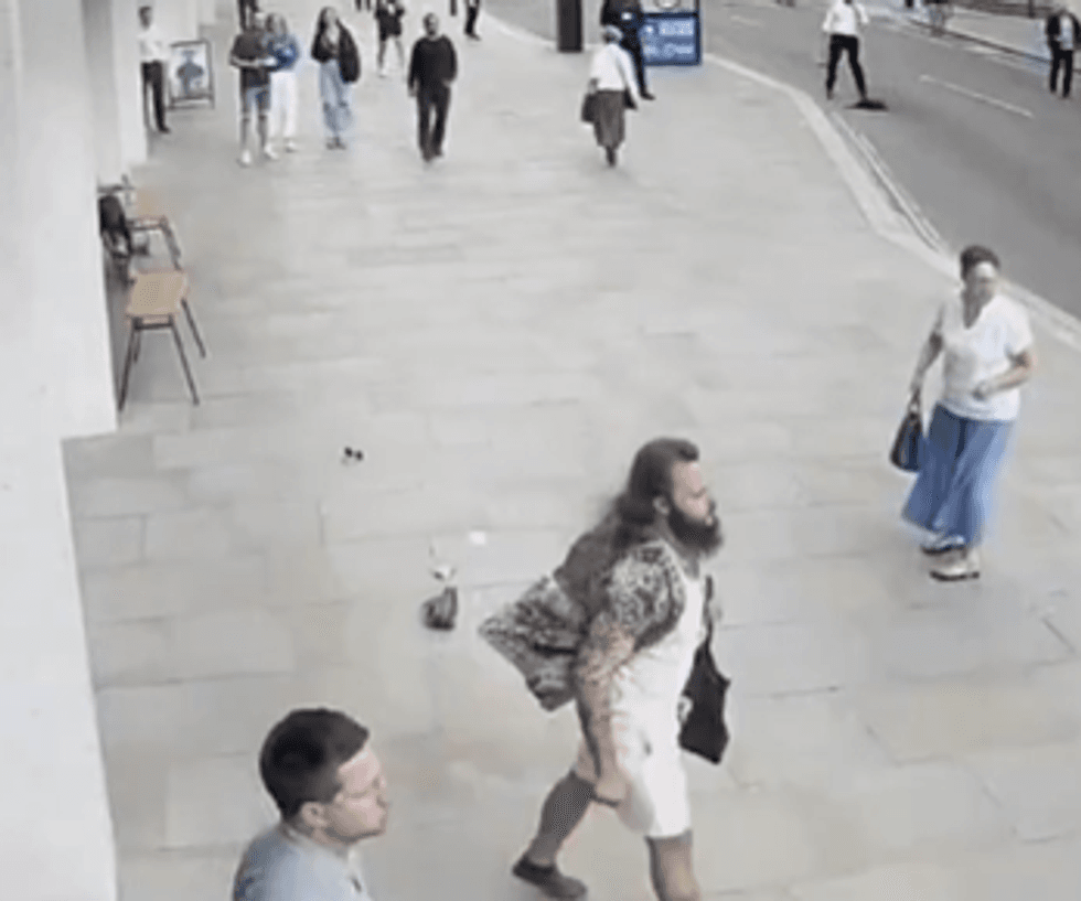 \u200bDuarte flees the scene, leaving his shoe behind