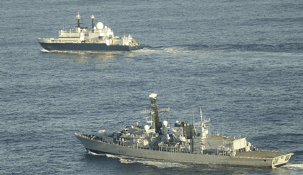 \u200bHMS Somerset\u200bHMS Somerset\u200b\u200b flanking a Russian vessel