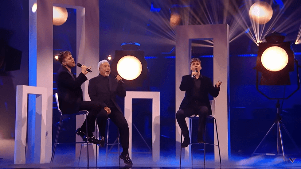 \u200bSir Tom Jones performs trio with twins Billy and Louie