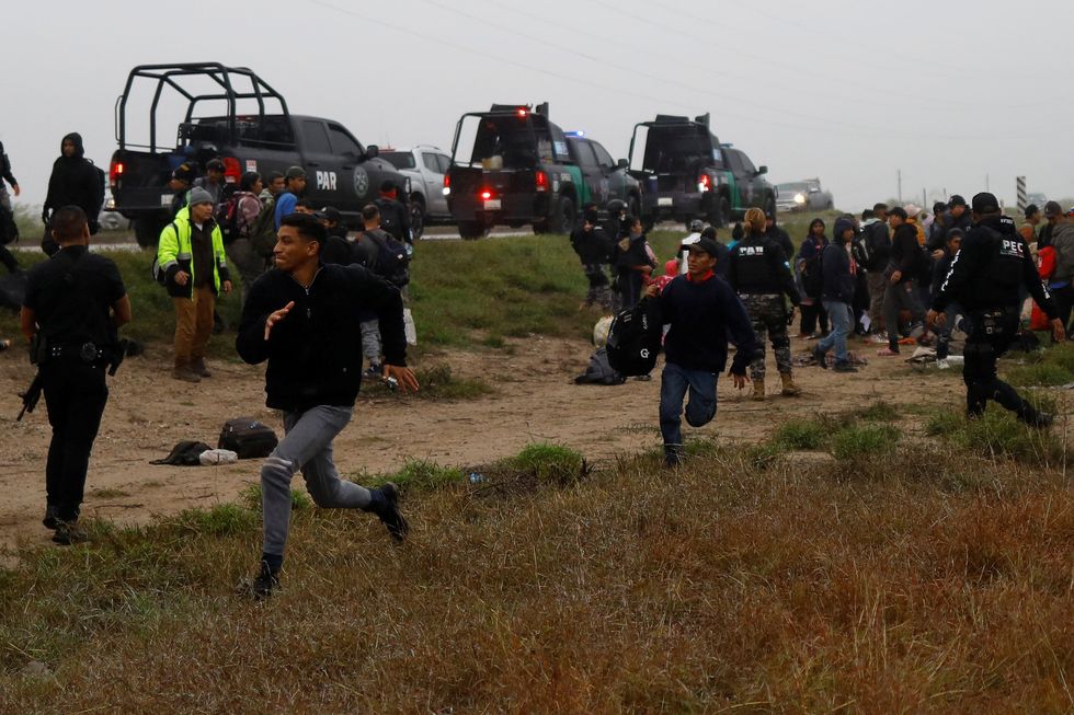 US migrants cross Mexico border