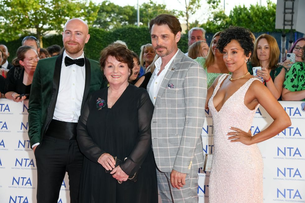 Vera cast