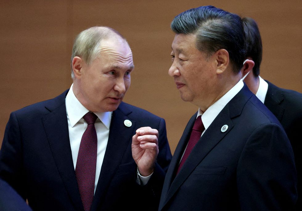 Vladimir Putin and Xi Jinping in conversation