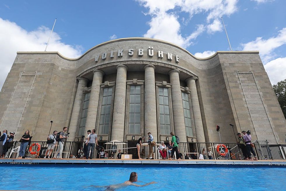 Volksb\u00fchne theatre swimming pool in Berlin